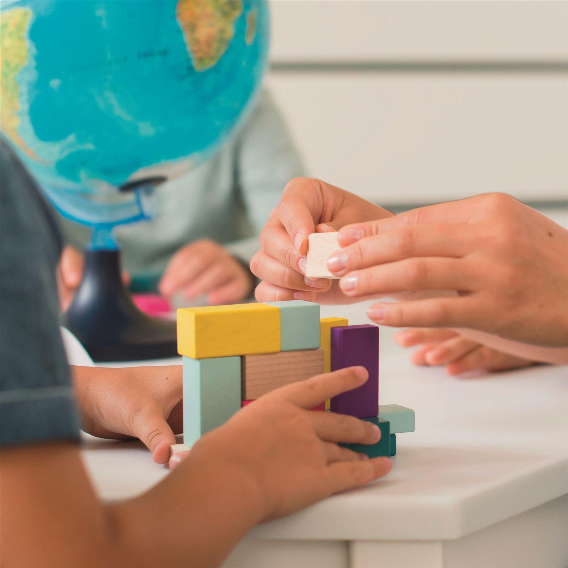 frau-spielt-mit-kleinen-kindern-waehrend-der-klasse