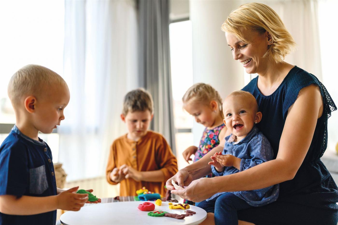 mutter-oder-kindergaertnerin-bringt-ihren-kindern_klein